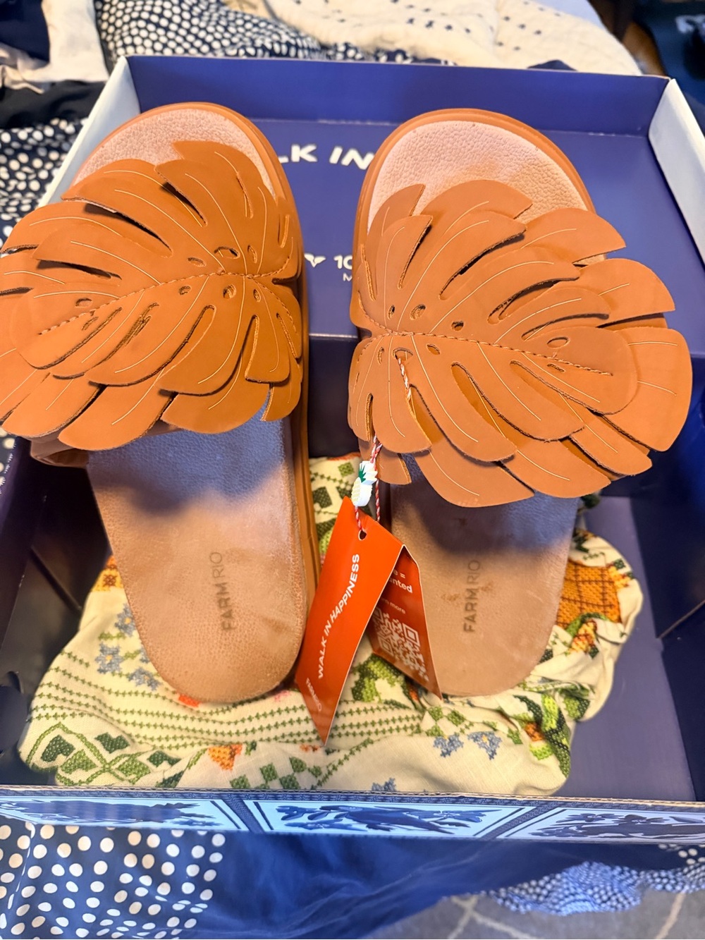 FARM RIO Tan Slide Sandals with Leaf Accent NWT IN BOX - Picture 6 of 8